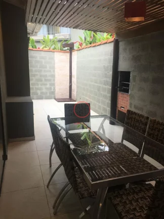 Imagem CASA PARA LOCAÇÃO ANUAL DENTRO DE RESIDENCIAL COM PISCINA, COM 2 DORMITÓRIOS, SENDO UMA SUITE
