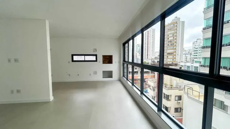 Imagem Apartamento com 3 dormitórios sendo 1 suíte e 2 vagas de garagem no Centro de Balneário Camboriú