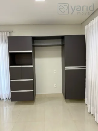 Imagem Casa em Condomínio à Venda em Localização Privilegiada: 3 Quartos, 1 Suíte, 3 Salas, 3 Banheiros, 4 Vagas de Garagem - 205,00 m².