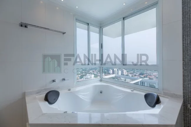 Imagem Maravilhosa cobertura duplex no coração do Jardim América! Com uma área de 450m2, esse imóvel é simplesmente incrível! Possui 4 suítes, todas equipa