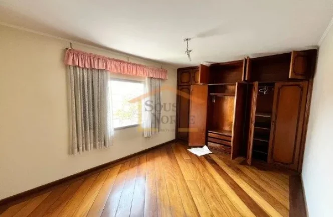 Imagem Casa espaçosa com 200 m² de área construída, composta por 4 dormitórios, sendo 2 suítes, e 4 b...