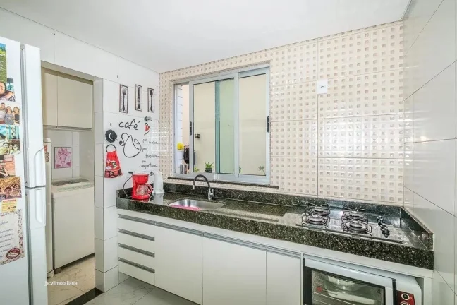 Imagem Imóvel amplo à venda com 3 quartos, sendo 1 suíte, e 2 banheiros no total. Este imóvel está bem...