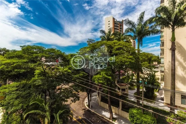Imagem Localizado em Moema Índios, totalmente fora de rota, apartamento amplo. possui 172 metros, living c...
