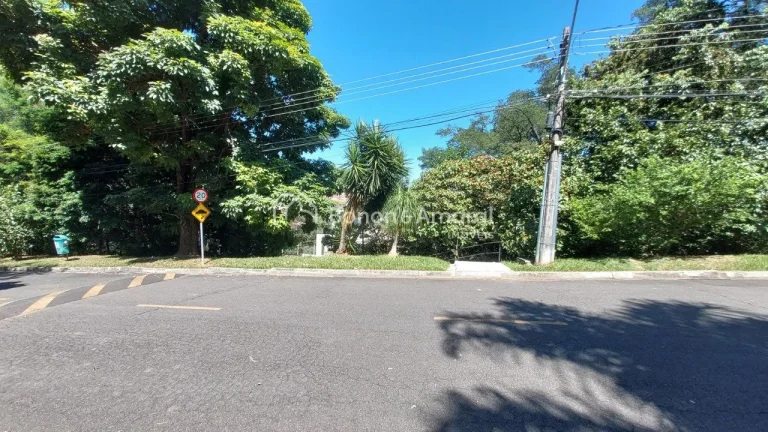 Imagem Este terreno, de 300 m², está localizado na parte mais baixa do condomínio e conta com uma topogr...