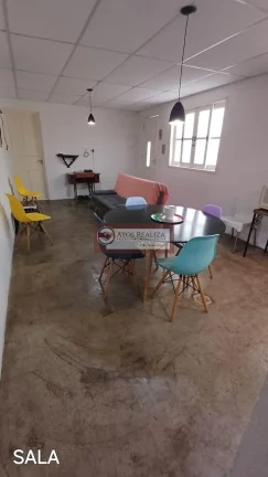 Imagem Vendo Excelente oportunidade na Lapa. Casa de 2 Dormitórios sendo uma suíte, sala em 2 ambíentes, 2 vagas de garagem, áreatotal 171m2, frente para 2 ruas, Jardim com algo natural, quintal com Árvores frutíferas produzindo, aproveite essa oportunidade, Val