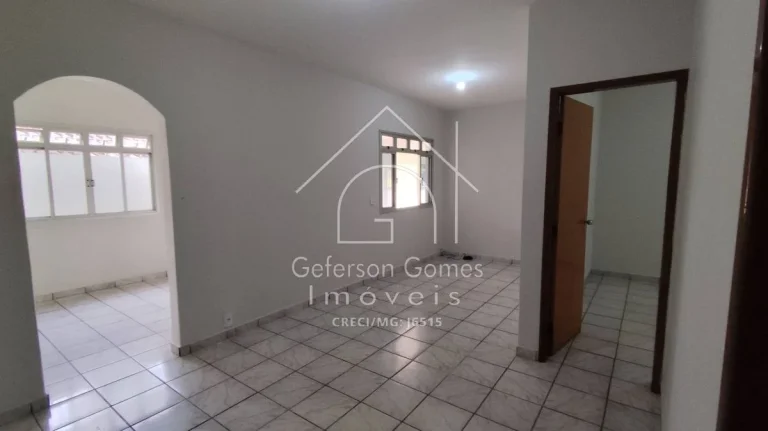 Imagem Casa à venda - Com 03 Quartos - Centro - Mantena - MG
