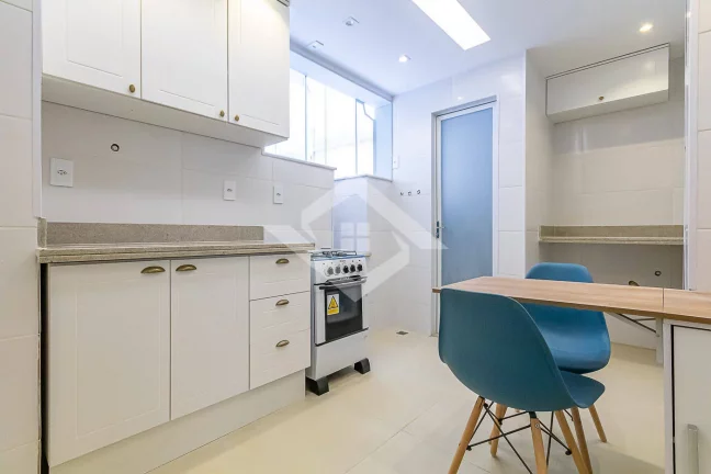Imagem Apartamento de 2 Quartos para Venda em Copacabana com 80 m²