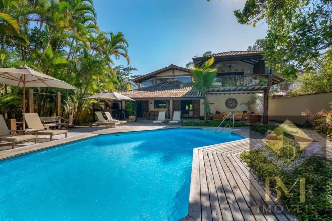 Imagem Belissima casa a venda no Litoral Norte, pé na areia, ideal para pousada.
