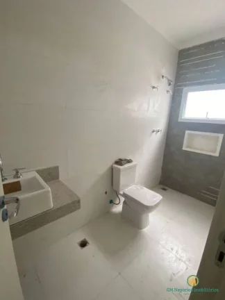 Imagem Casa nova, clean, 4 dormitorios, suítes com piscina em condomínio