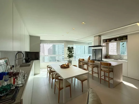 Imagem Apartamento mobiliado com 3 suítes e 2 vagas de garagem em Balneário Camboriú/SC