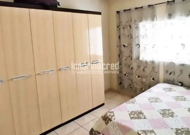 Imagem Casa no Jardim Planalto em Londrina com 2 quartos, sala em 2 ambientes, cozinha americana, escritório, churrasqueira e 5 vagas de garagem!