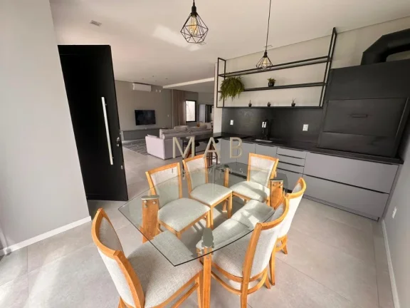 Imagem Te convido para conhecer seu mais novo lar!! Casa com 4 dormitórios sendo 1 suíte, SEMIMOBILIADA, para Venda no Bairro Rio Vermelho em Florianópolis!