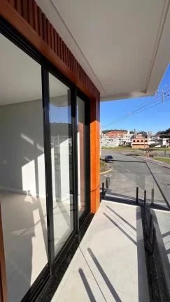 Imagem Sobrado Triplex com 4 suítes e 2 vagas de garagem em Camboriú