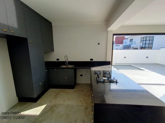 Imagem Casa Nova com Arquitetura Moderna à Venda em Condomínio Fechado na Cidade de Peruíbe.
