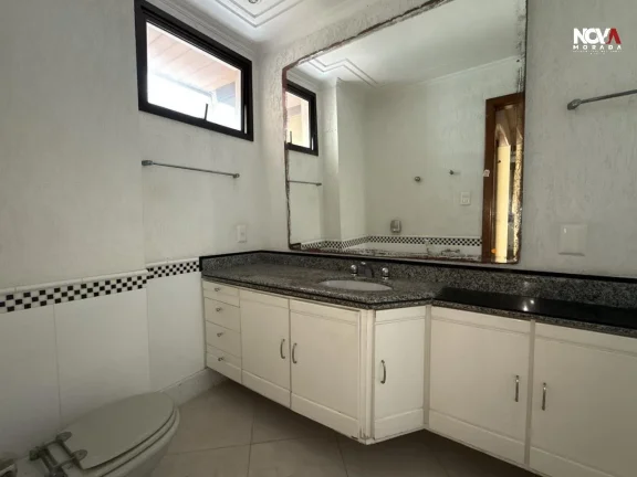Imagem Apresentamos este amplo e sofisticado apartamento localizado na Praia da Costa, um dos endereços ma...