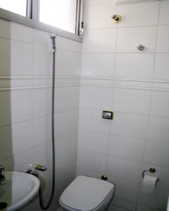 Imagem Apartamento com living amplo com janelas grandes, piso de carpete, 03 dormitórios com armários, co...