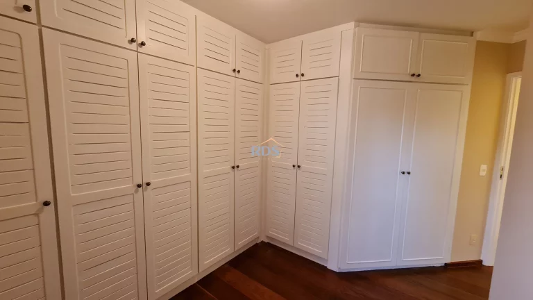 Imagem Vende lindo apartamento de 120m², com 3 dormitórios, sendo 1 suíte e 2 vagas. Totalmente reformado.
