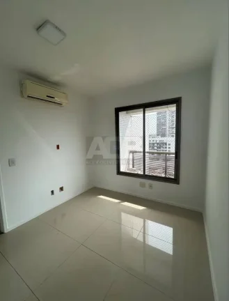 Imagem Apartamento à venda na Barra da Tijuca, 140m2, 4Qtos, 2vgas, Quadra d Praia