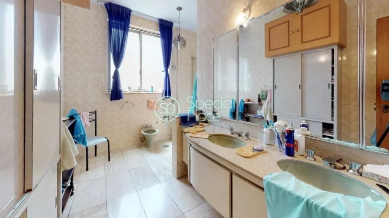 Imagem Apartamento super espaçoso com 325m2 de área privativa, 3 dormitórios ( 1 suíte) e 2 vagas na ga...