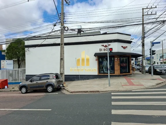 Imagem Imóvel comercial à venda em localização estratégica no Bacacheri, em terreno de esquina com gra...