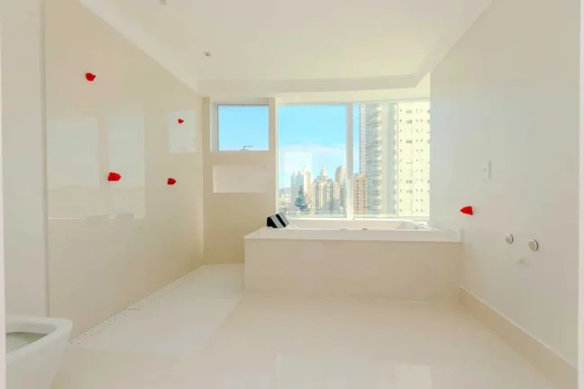 Imagem Apartamento com 4 dormitórios sendo 2 suítes e 4 vagas de garagem em Balneário Camboriú