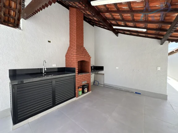 Imagem Casa Térrea no Canto do Forte em Praia Grande com Piscina