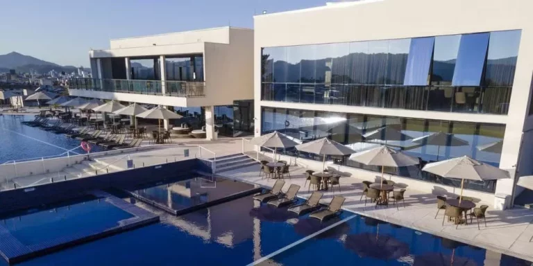 Imagem Casa personalizada com 4 dormitórios à venda sendo 4 suítes, 231.0 m² por - R$ 4.500.000,00 - Santa Regina - Camboriú/SC