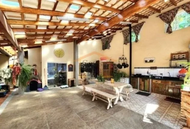 Imagem Casa de alto padrão com 178m² de área construída em terreno de 1.208m², localizada em condomín...