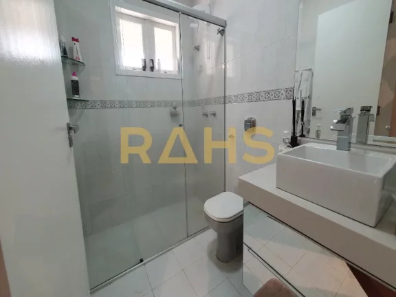 Imagem Descubra a vida luxuosa em um condomínio fechado com este incrível imóvel de 2 andares com 3 quar...