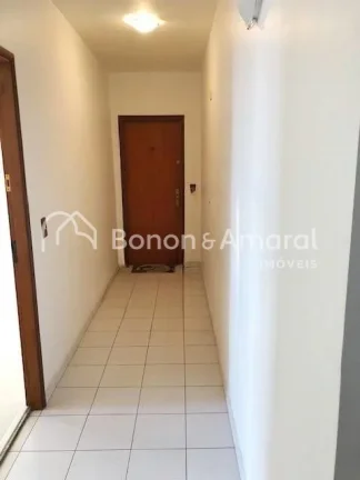 Imagem A sala ampla, com dois ambientes, é perfeita para receber amigos ou curtir momentos de tranquilidad...