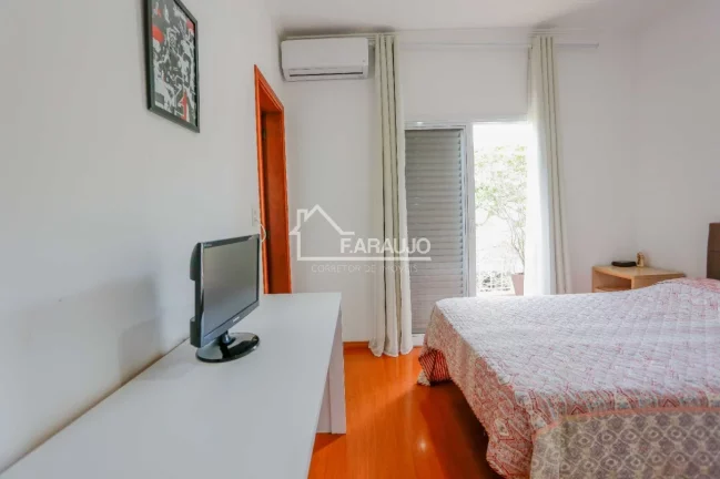 Imagem Casa em Condomínio à venda em Villa dos Inglezes com 330m² 3 suítes, 4 vagas