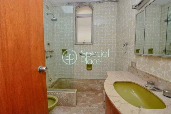 Imagem Ótima oportunidade para reforma. Apartamento com planta quadrada, 230m2 de área privativa, 3 dormi...