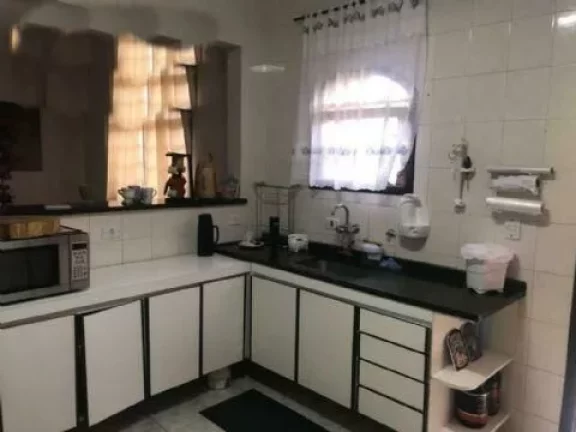 Imagem Sobrado com 3 Quartos e 3 banheiros à Venda, 237 m² por R$ 650.000