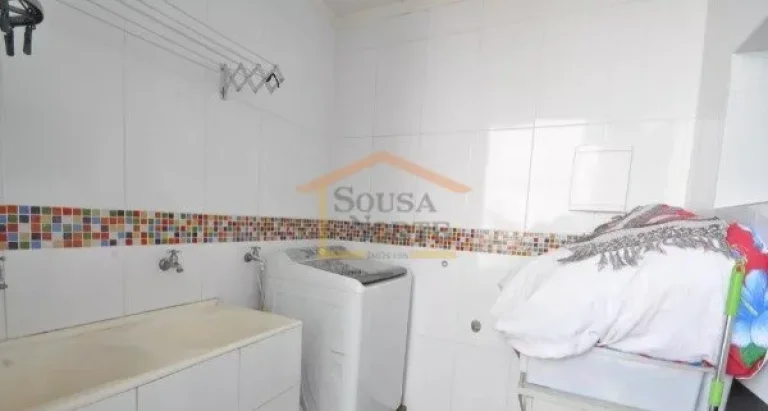 Imagem Sobrado com 250 m². O imóvel possui 3 dormitórios, sendo 3 suítes, totalizando 5 banheiros, alé...