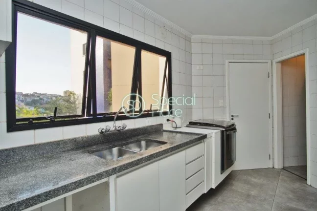 Imagem Ótimo apartamento à venda no Morumbi - Área: 138,14m² - Living com varanda na copa das árvores ...