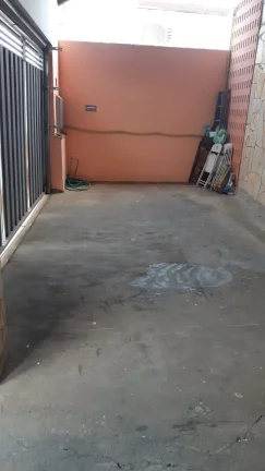 Imagem CASA NO BAIRRO JARDIM BRASILANDIA COM EDICULA NO FUNDO.