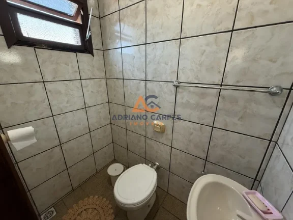 Imagem Casa semimobiliada no Gravatá com 5 dormitórios, sendo 1 suíte com 336m² de terreno a venda pela Imobiliária Adriano Carpes