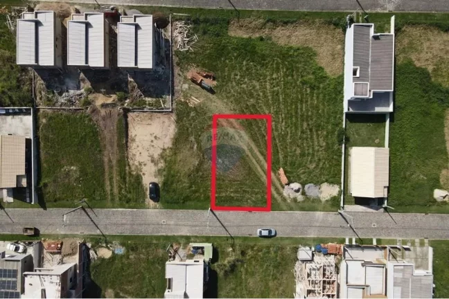 Imagem Terreno plano dentro de condomínio fechado.
