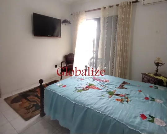 Imagem Belíssimo sobrado em Santos no bairro do Embaré com 4 dormitórios, duas suítes, duas vagas e quintal com churrasqueira à venda por R$ 1.490.000,00