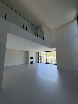 Imagem Casa alto padrão em condomínio com 4 suítes e 4 vagas de garagem em Camboriú/SC