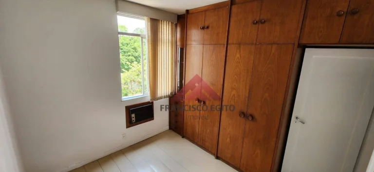 Imagem Apartamento com sala 03 quartoa e dependencia completa,vaga de garagem,em otima localização no Ingá,proximo a todo comércio, colégios e faculdades,co