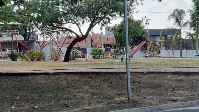 Imagem Localizado em um loteamento com um leve aclive, este terreno de 250 metros quadrados encontra-se no ...