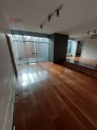 Imagem CASA ASSOBRADADA A VENDA, 500 METROS DE TERRENO. 4 DORMITÓRIOS, SENDO 2 SUITES (1 DELAS COM CLOSET E VARANDA), 2 SALAS GRANDES COM AR CONDICIONADO.