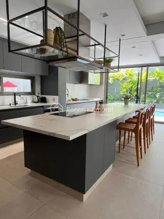Imagem Magnífica e espaçosa casa à venda, com área construída de 360 m². A residência possui living ...