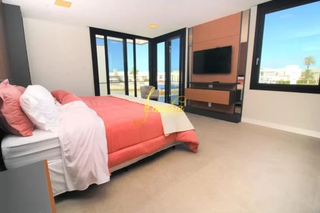 Imagem Belíssima Sobrado no Condomínio Enseada! Estilo Contemporâneo, composto por 05 suítes com sacada