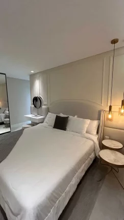 Imagem Apartamento finamente mobiliado com 4 suítes e 3 vagas de garagem em Meia Praia - Itapema/SC