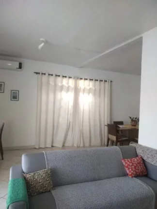 Imagem Casa à Venda em Canasvieiras – 4 Dormitórios 200 Metros da Praia