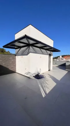 Imagem Sobrado Triplex com 4 suítes e 2 vagas de garagem em Camboriú