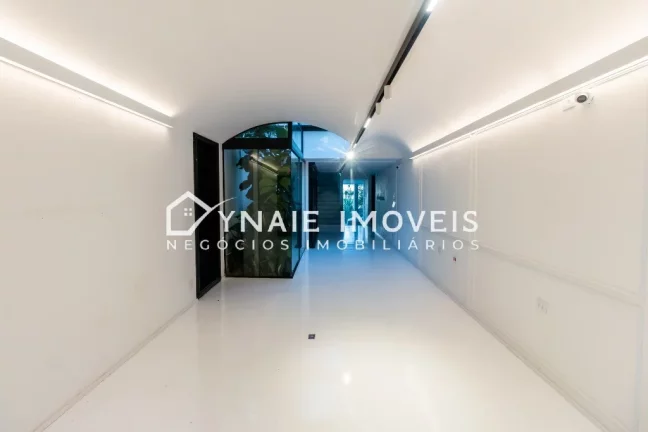 Imagem Luxuosa casa para locação em São Paulo-SP, Jardim Guedala: 5 quartos, 3 suítes, 3 salas, 7 banheiros, 4 vagas e 800m² de área.
