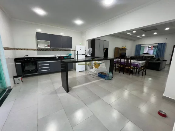 Imagem Casa novíssima térrea, 100 metros da praia, piscina e lavabo